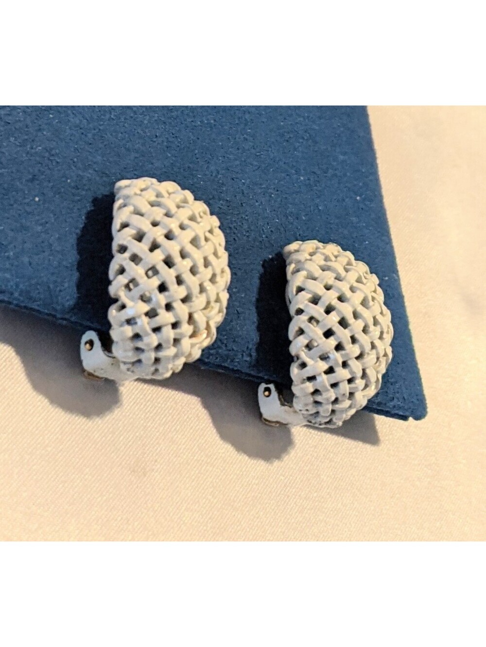 RARE Vintage Napier White Enamel Over Gold Tone Metal Basket Weave Clip Earrings - Picture 4 of 7